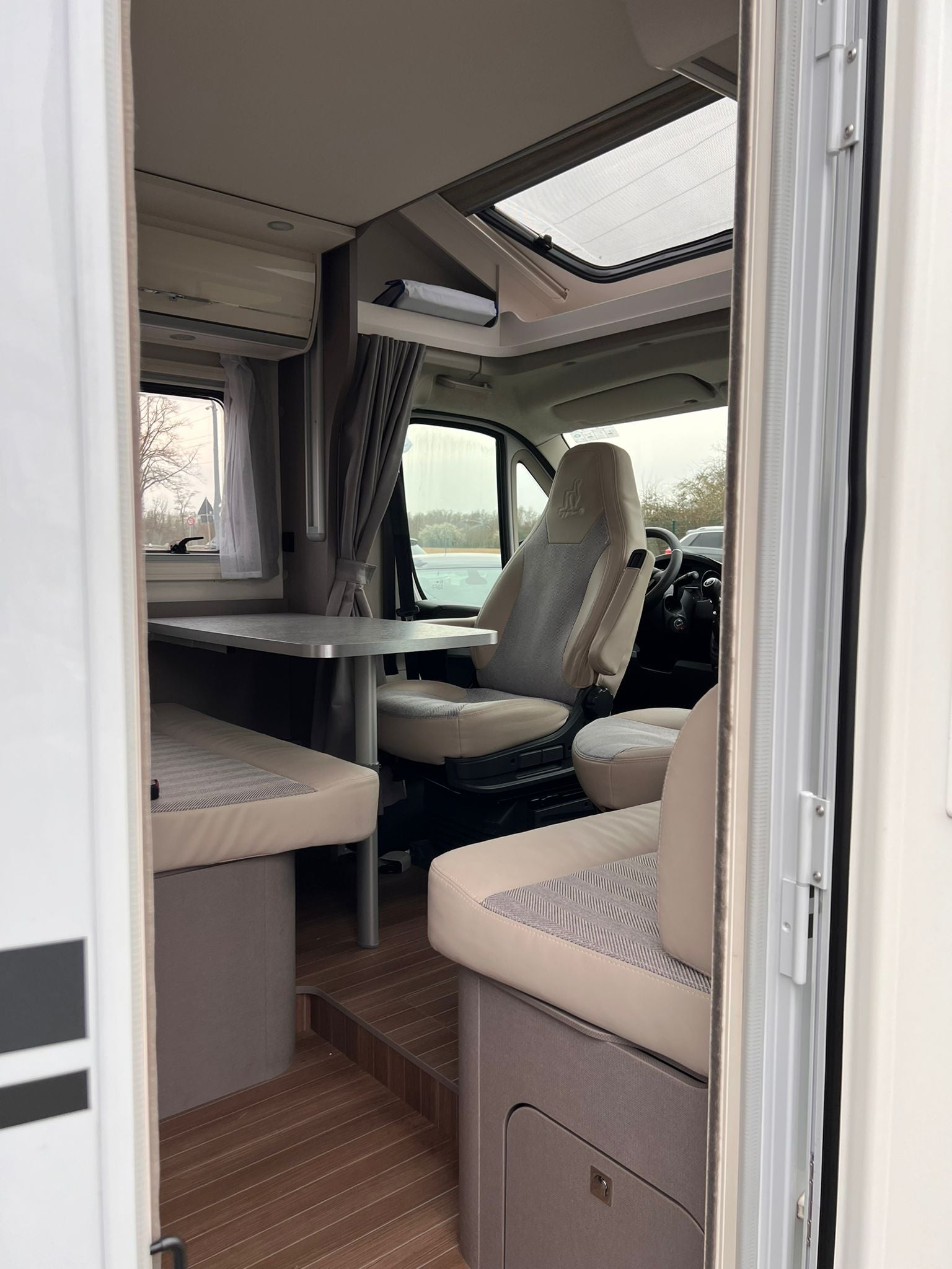 MonkeyCastle "CHARLES" Teilintegrierter Etrusco T 6900 SB